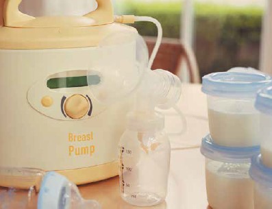 breast pump with filled milk containers
